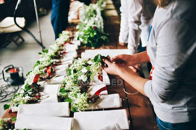 Person preparing wedding bouquet — Stock Photo