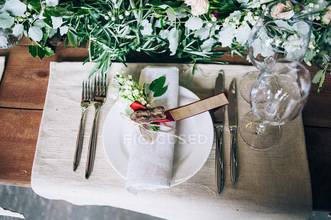 Hochzeitstisch gedeckt — Stockfoto