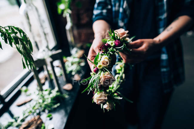 Цветочница делает свадебный букет — стоковое фото