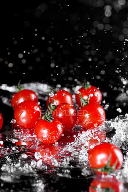 Pomodori freschi bagnati — Foto stock