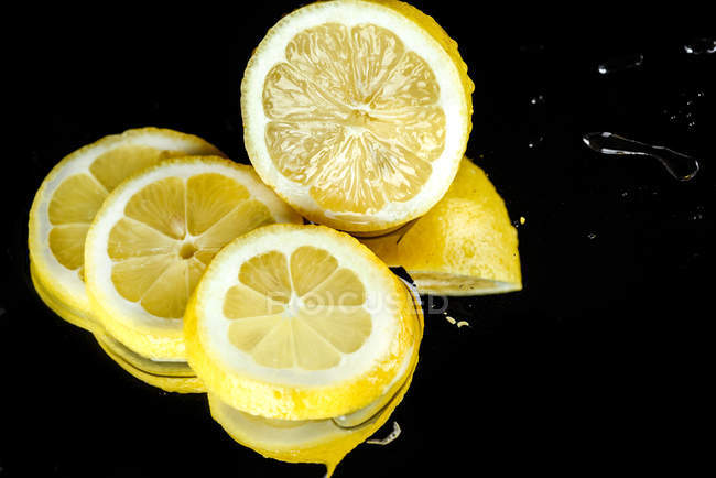 Limone affettato con gocce d'acqua — Foto stock