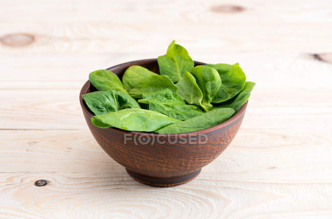 Foglie di spinaci in ciotola di ceramica — Foto stock