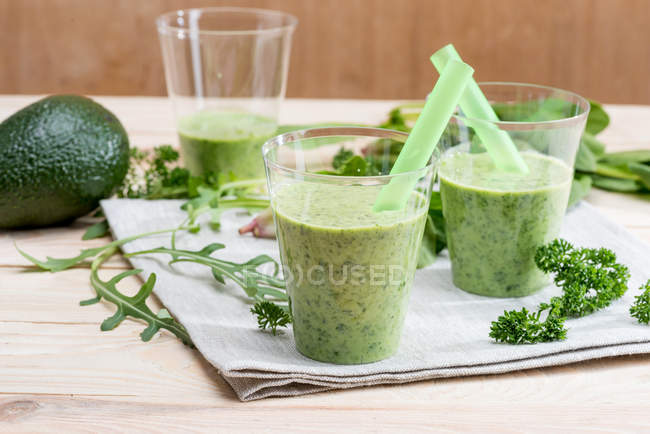 Green smoothie and ingredients — Stock Photo