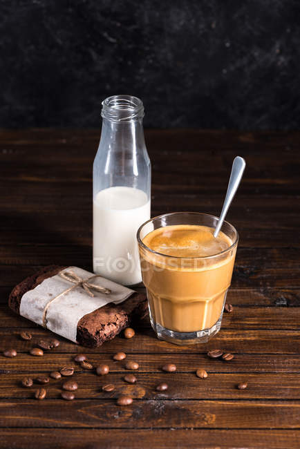 Kaffee und hausgemachter Brownie-Kuchen — Stockfoto