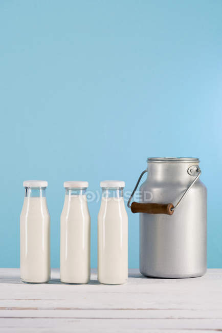 Garrafas de vidro de leite com lata — Fotografia de Stock
