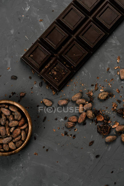 Barretta di cioccolato con fagioli di cacao — Foto stock