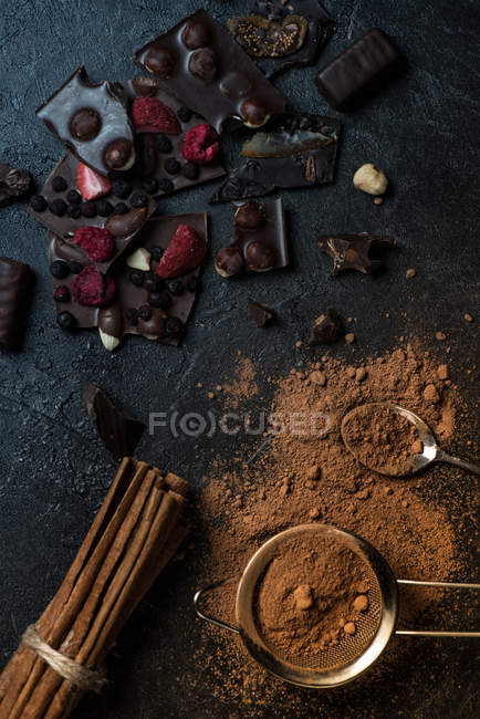 Шматочки шоколаду з горіхами та ягодами з корицею — стокове фото