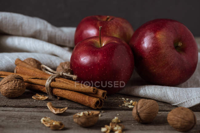 Rote Äpfel und Zimtstangen — Stockfoto