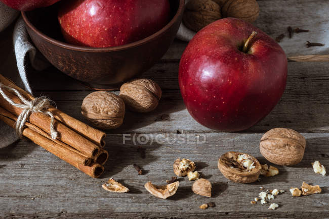 Pommes rouges et bâtons de cannelle — Photo de stock