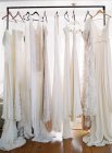 Vestidos de noiva pendurados — Fotografia de Stock