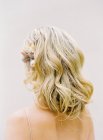 Блондинка невеста с цветочной прической — стоковое фото