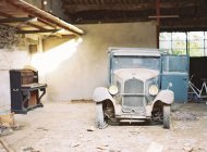 Abandonar el automóvil vintage - foto de stock