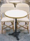 Mesa com cadeiras no café — Fotografia de Stock