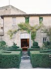 Vecchia facciata della villa con viti edera — Foto stock