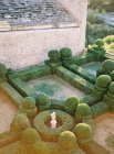 Класичного англійського саду та старовинний особняк — стокове фото