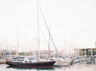 Barche ormeggiate al molo — Foto stock