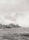 Морской пехотинец со зданиями на побережье — стоковое фото
