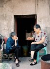 Две пожилые китаянки — стоковое фото