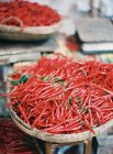 Кілька кошиків червоного перцю чилі — стокове фото