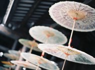 Sonnenschirm hängt am Marktstand — Stockfoto