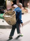 Літня людина ходьби вулиці — стокове фото