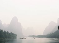 Bateaux à distance à Li River — Photo de stock