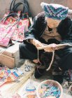 Ancião chinês mulher tecelagem — Fotografia de Stock
