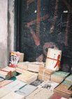 Китайские книжные пачки на рынке — стоковое фото