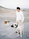 Человек и две собаки — стоковое фото