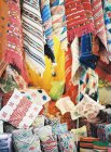 Exibição têxtil no mercado stall — Fotografia de Stock