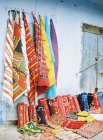 Tejidos textiles colgando y alineados - foto de stock