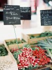 Legumes frescos em uma banca de mercado — Fotografia de Stock