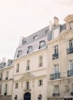 Fachada de edifícios parisienses — Fotografia de Stock