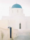 Iglesia con cúpula azul en Santorini - foto de stock