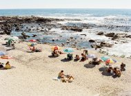Personas relajándose en la playa de Ciudad del Cabo - foto de stock