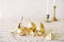Золотые груши с листьями — стоковое фото