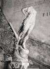 Statua femminile senza testa su corrimano — Foto stock