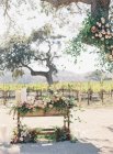 Дерево и стол украшены цветами — стоковое фото
