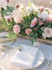 Mesa decorada con flores - foto de stock