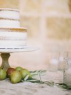 Pastel de boda con peras frescas - foto de stock
