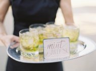 Woman holding mint julep cocktails — Stock Photo