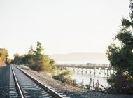 Железная дорога на берегу озера — стоковое фото