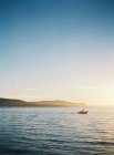 Barca a vela nel mare di vongole — Foto stock