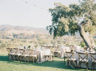Setting tables for wedding ceremony — Stock Photo