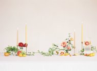 Limonata fatta in casa con fiori e candele — Foto stock