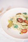 Pasta vegetariana con pomodori e prezzemolo — Foto stock