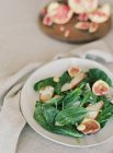 Salad with fresh spinach leaves and figs — Stock Photo