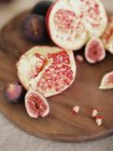 Frisch halbierter Granatapfel und Feigen — Stockfoto