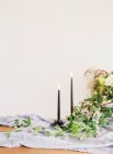Зажжение свечей и цветочная композиция — стоковое фото