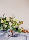 Букет квітів з грушами і червоним вином — стокове фото